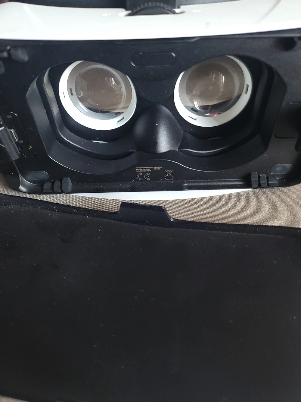 Samsung Black and White Smartphone VR Headset with Head Strap
